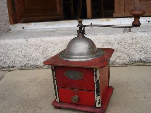 Ancien moulin à café en tôle 1850